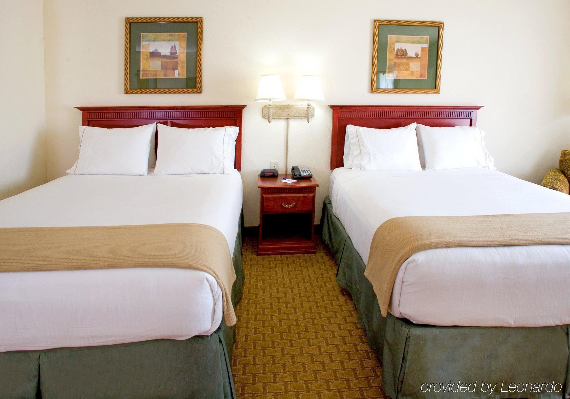 Holiday Inn Express & Suites Selma By Ihg Rum bild
