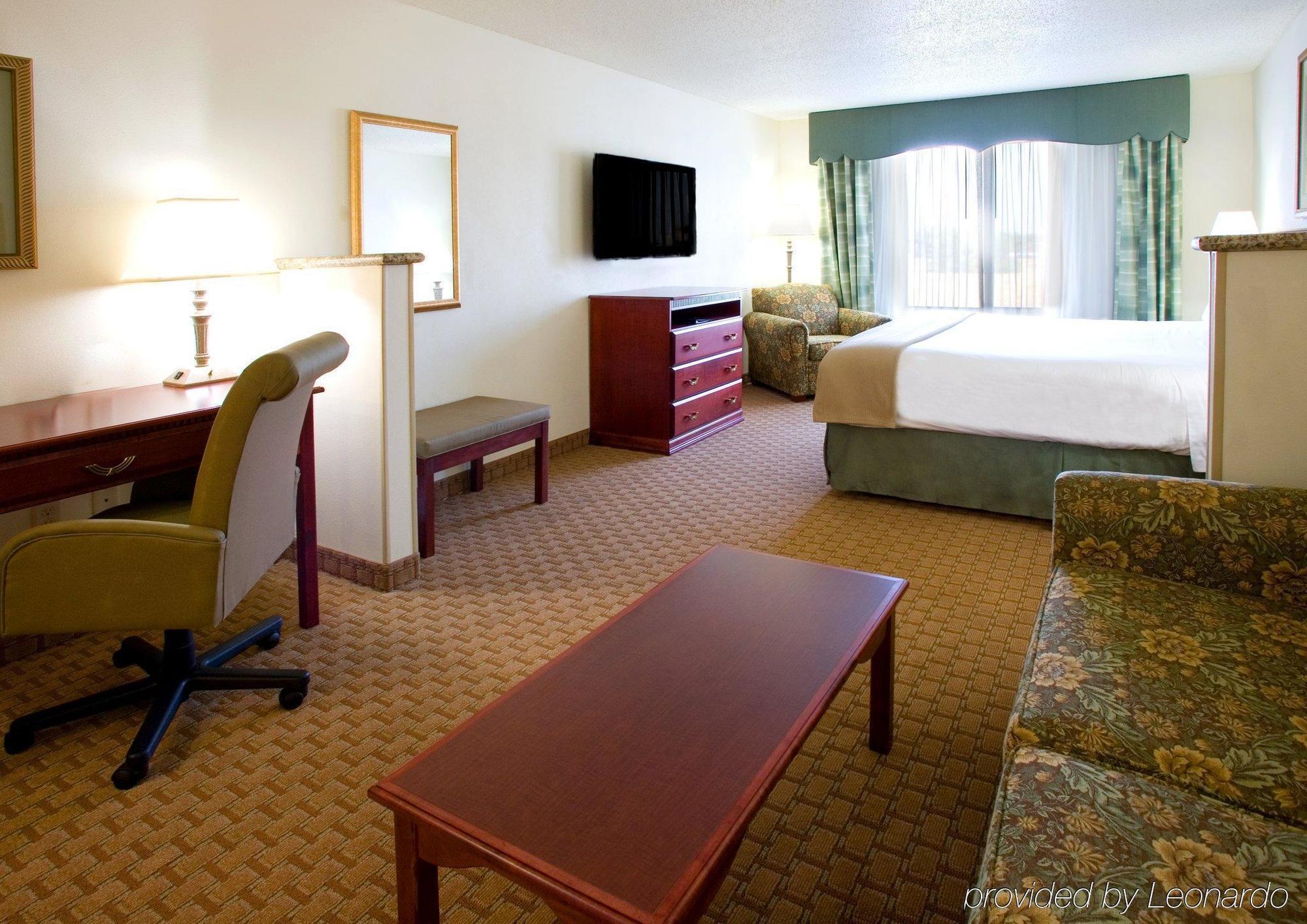 Holiday Inn Express & Suites Selma By Ihg Rum bild