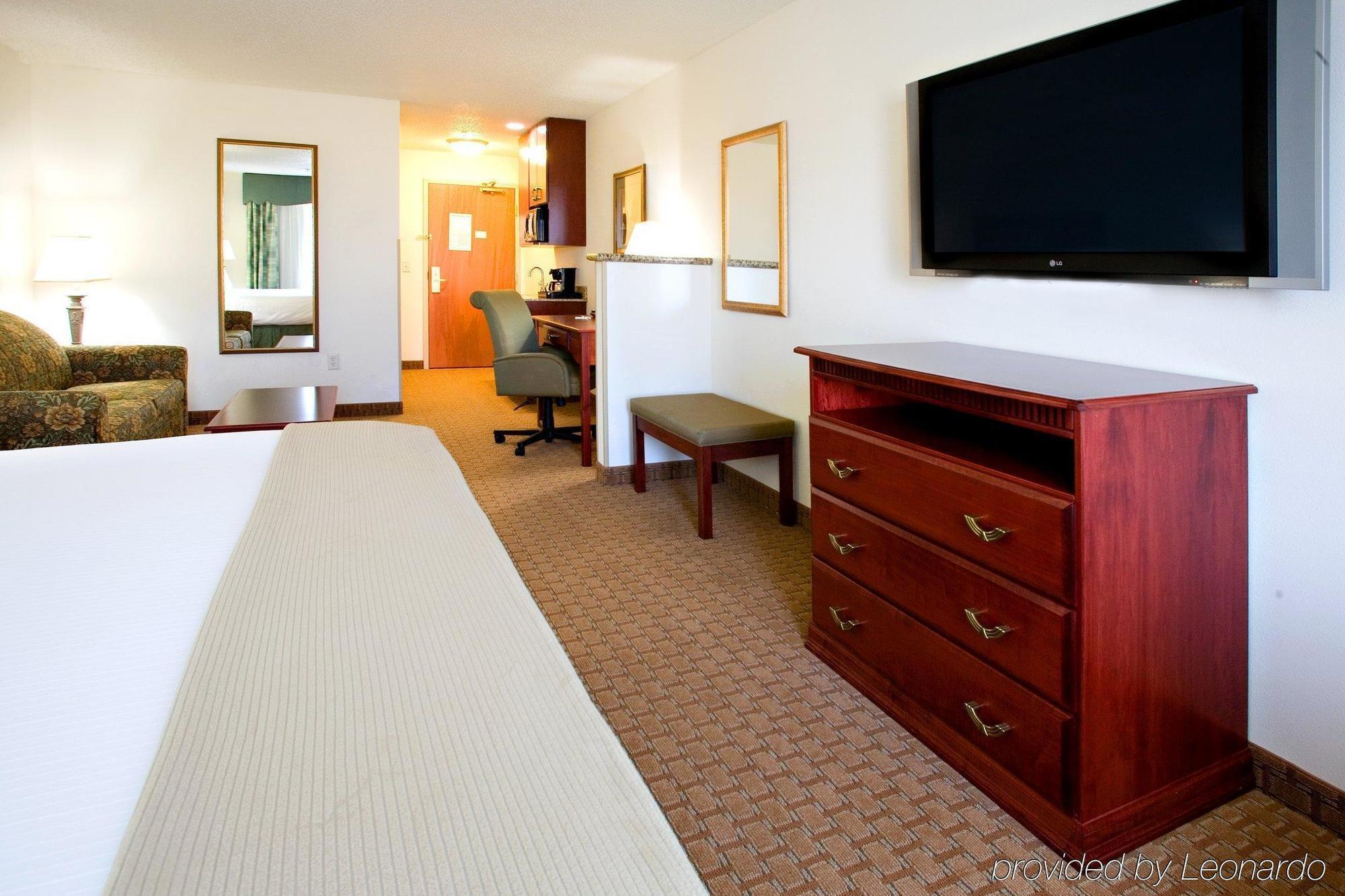 Holiday Inn Express & Suites Selma By Ihg Rum bild