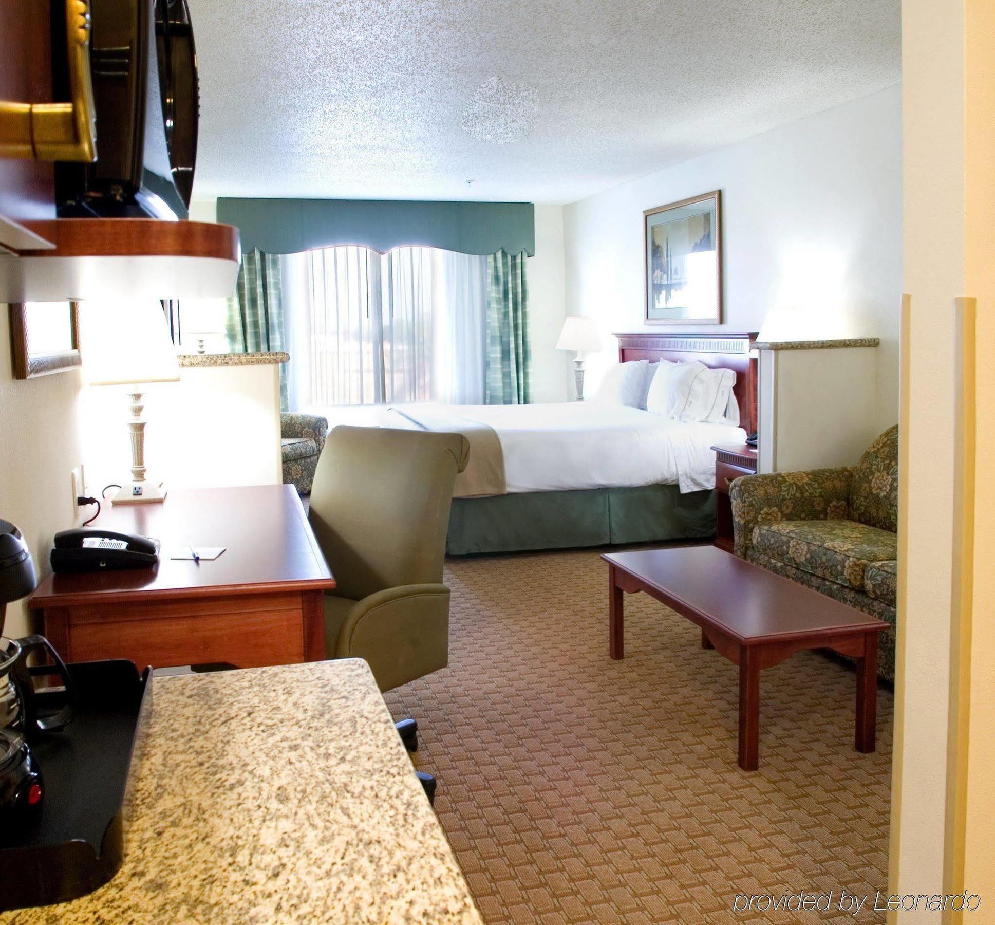 Holiday Inn Express & Suites Selma By Ihg Rum bild