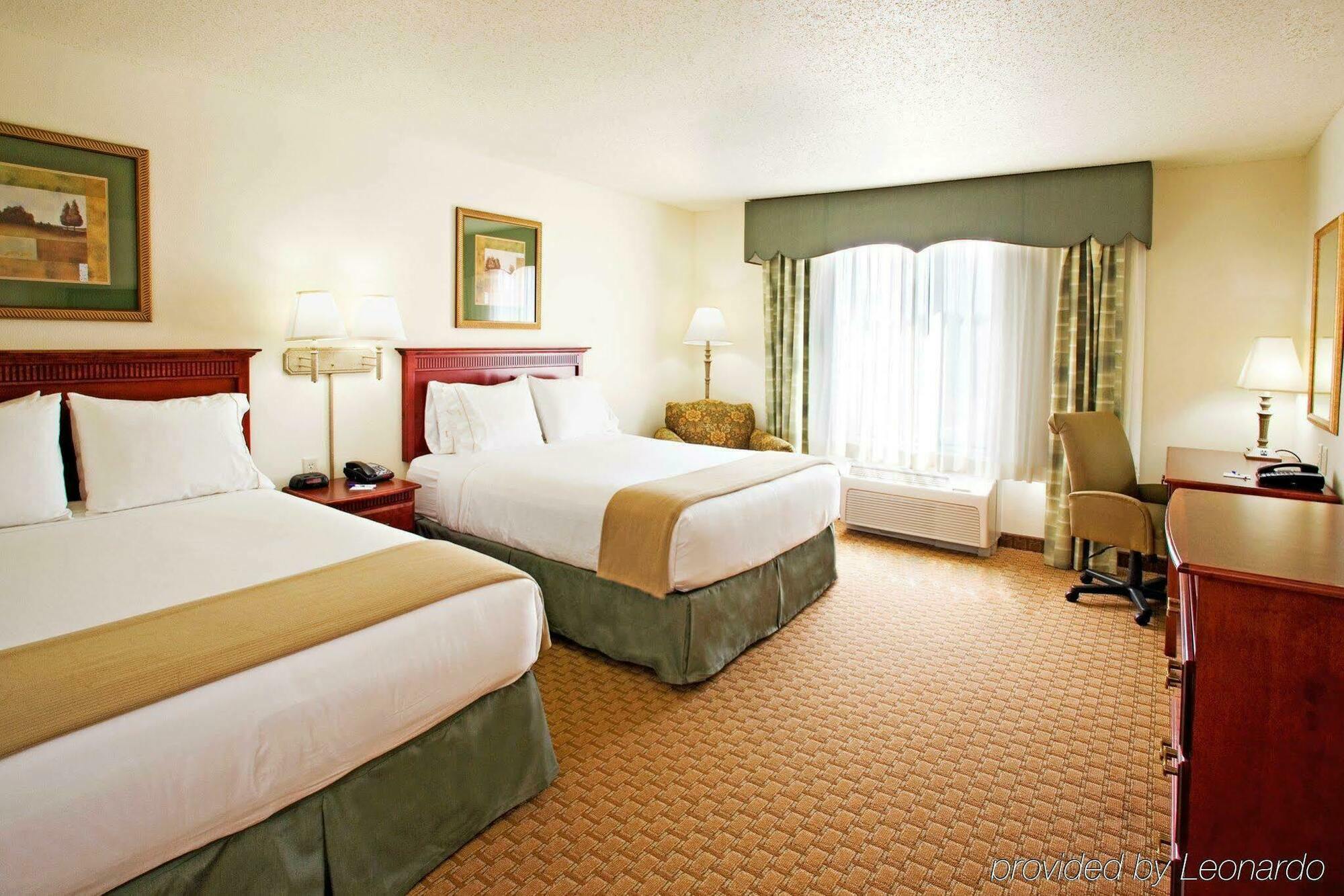 Holiday Inn Express & Suites Selma By Ihg Rum bild
